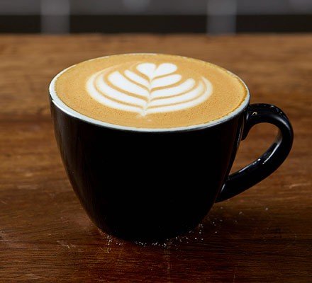 Husets flat white med latte art
