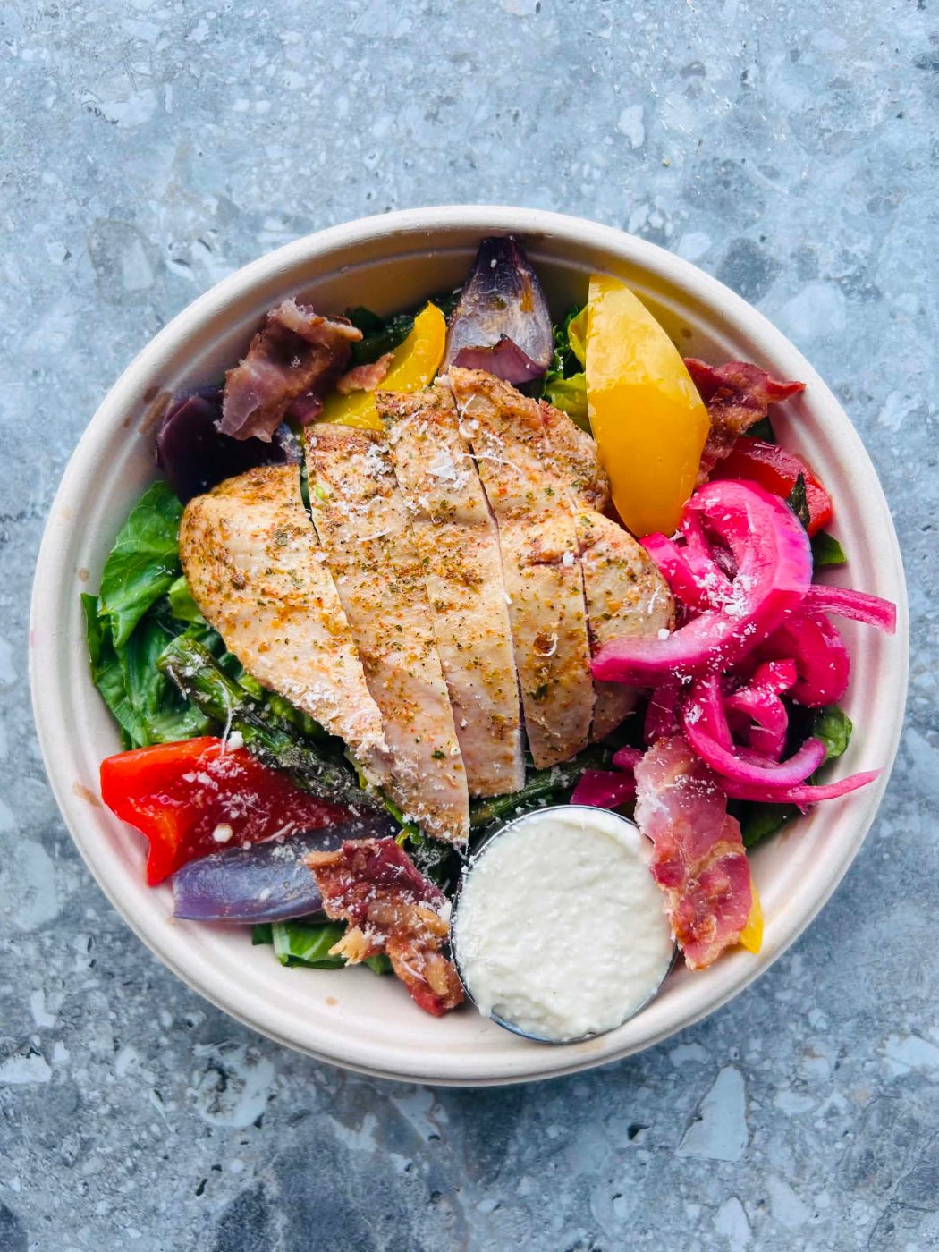 Grillad kycklingsallad i skål