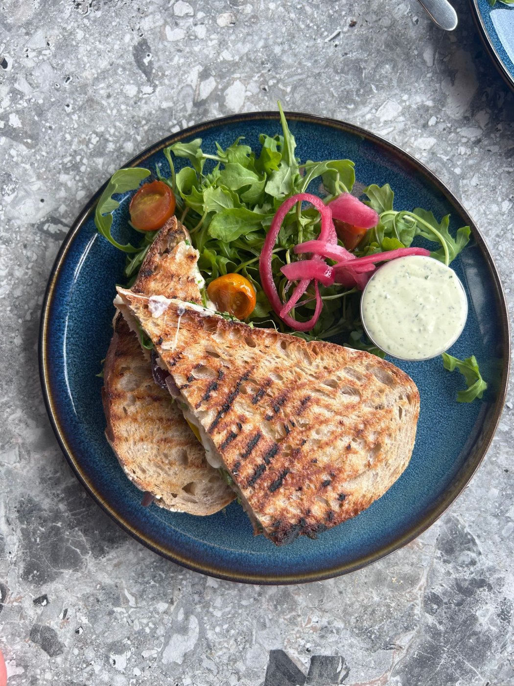 Grillad ostmacka med sallad