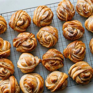 Nybakade kardemummabullar på galler